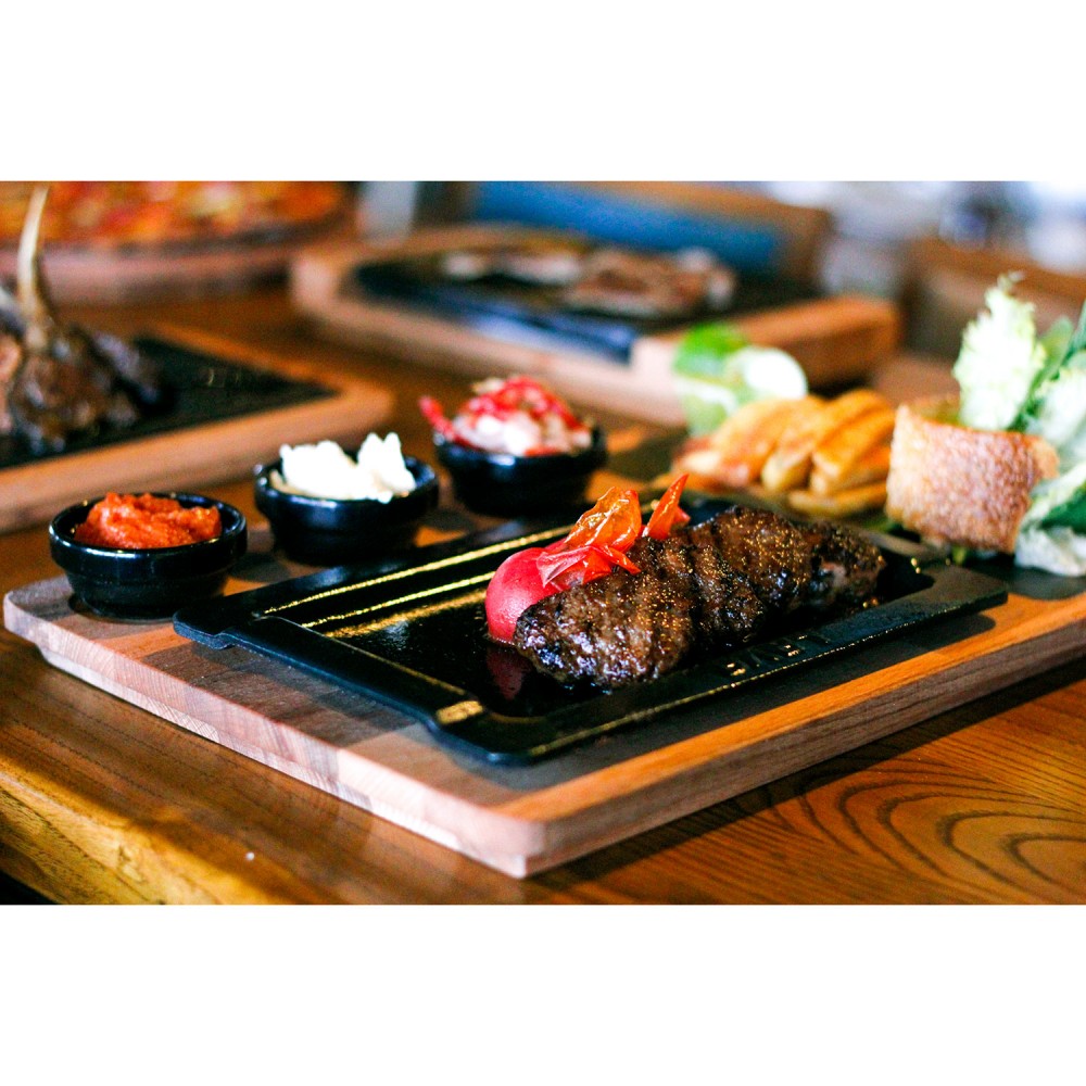 Lava Döküm Dikdörtgen Servis Tabağı, Ahşap altlığı ve Döküm demir plaka. Siyah Renk. 16x25cm ( LV HRC 001 AS 551 ) Lava Döküm Dikdörtgen Servis Tabağı, Ahşap altlığı ve Döküm demir plaka. Siyah Renk. 16x25cm ( LV HRC 001 AS 551 )